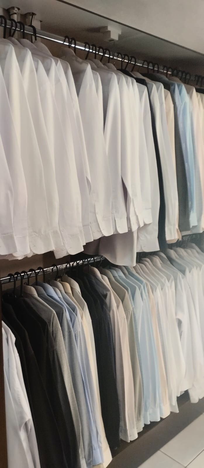 Camisas sociais brancas e claras