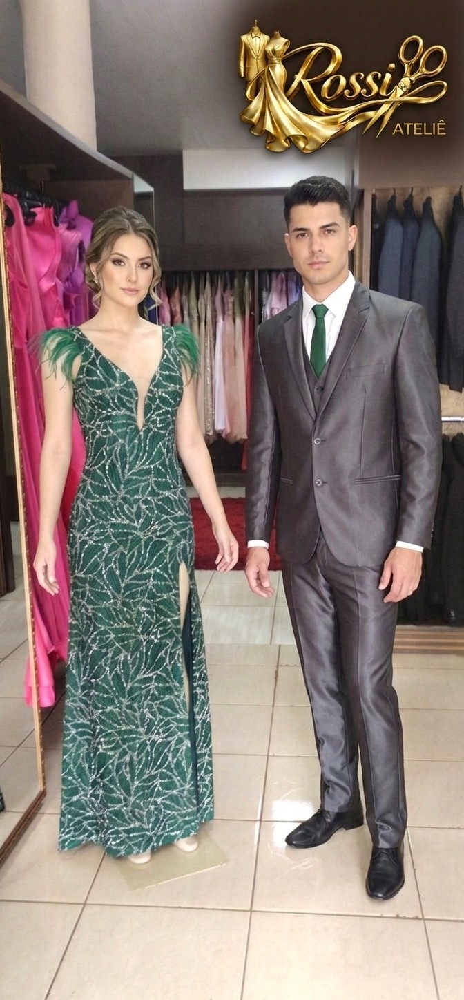 Vestido Verde Plumas & Traje Masculino