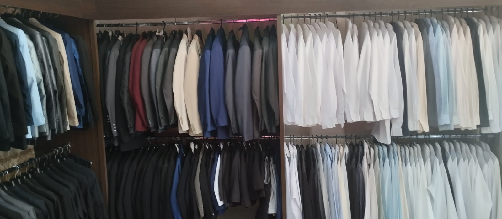 Showroom masculino — ternos e camisas