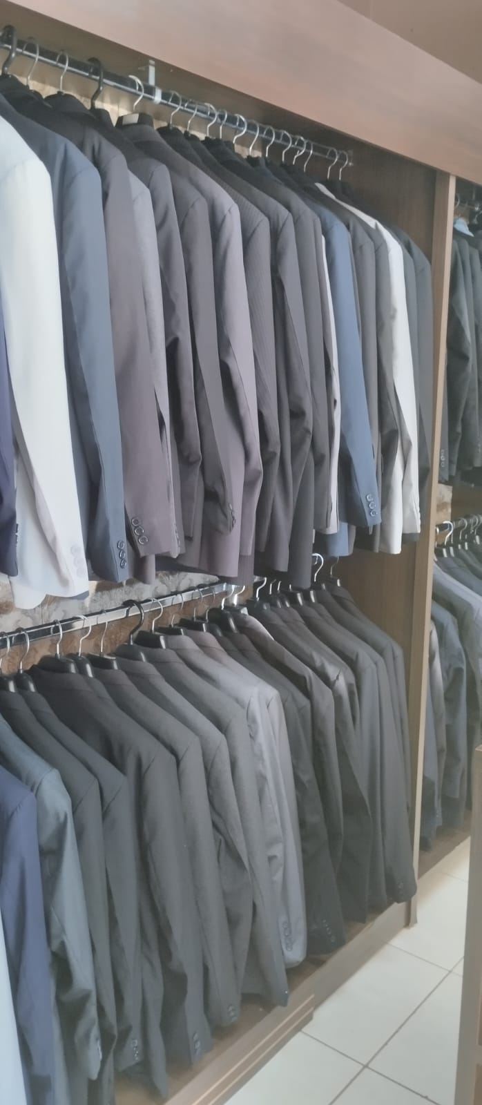 Ternos masculinos em tons sóbrios